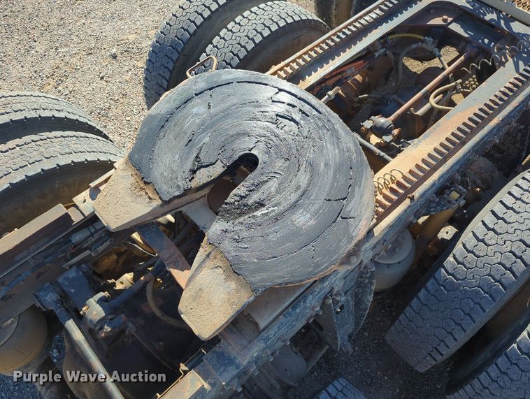 image for item LY9440 2003 Kenworth T800  semi truck