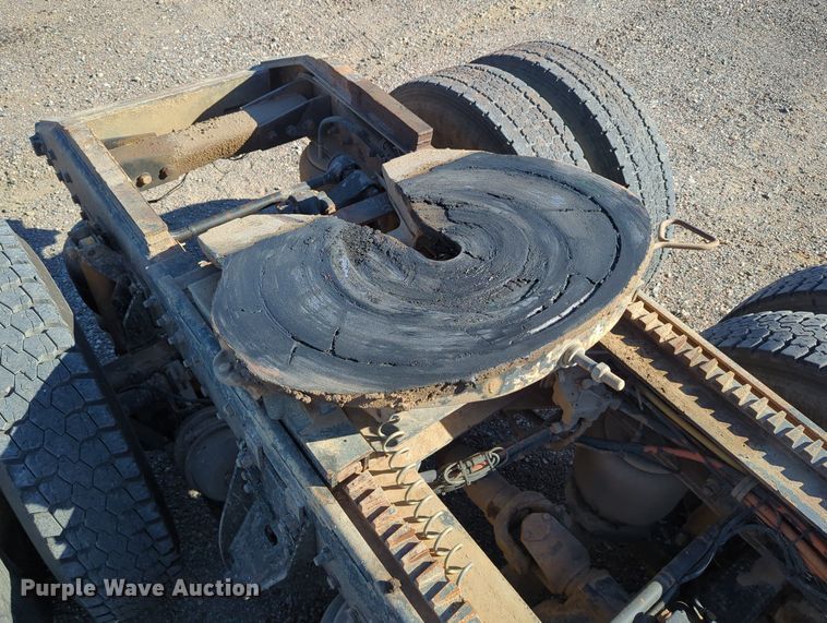 image for item LY9440 2003 Kenworth T800  semi truck