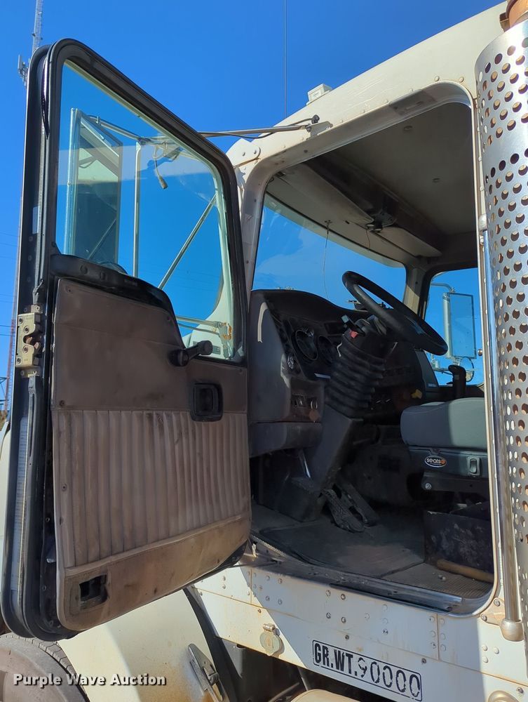 image for item LY9440 2003 Kenworth T800  semi truck