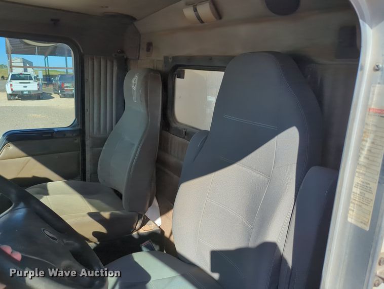 image for item LY9440 2003 Kenworth T800  semi truck