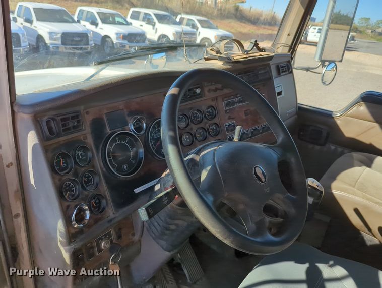 image for item LY9440 2003 Kenworth T800  semi truck