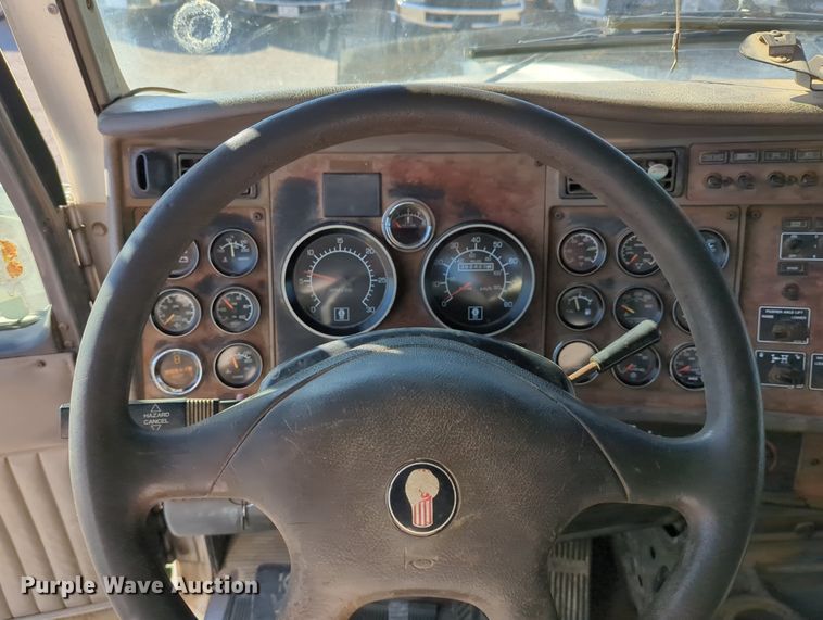 image for item LY9440 2003 Kenworth T800  semi truck