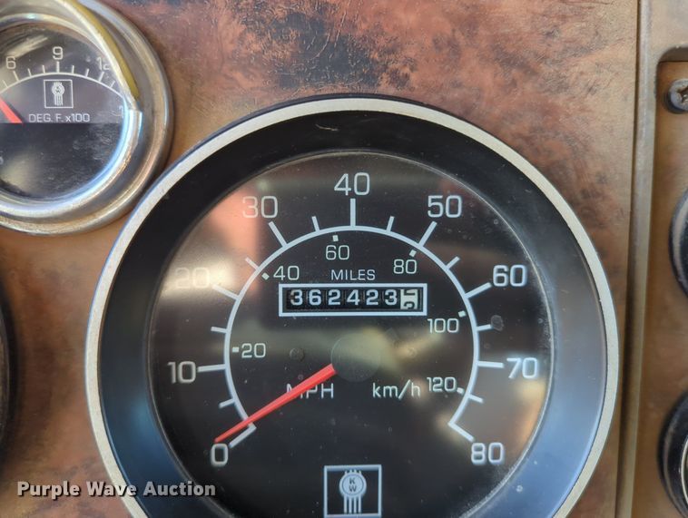 image for item LY9440 2003 Kenworth T800  semi truck