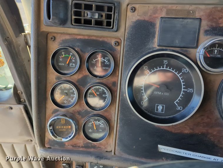 image for item LY9440 2003 Kenworth T800  semi truck