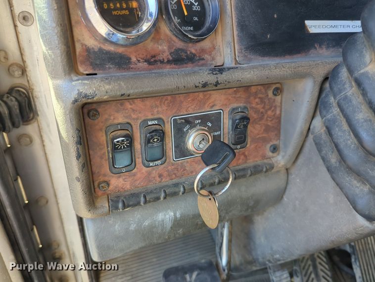 image for item LY9440 2003 Kenworth T800  semi truck