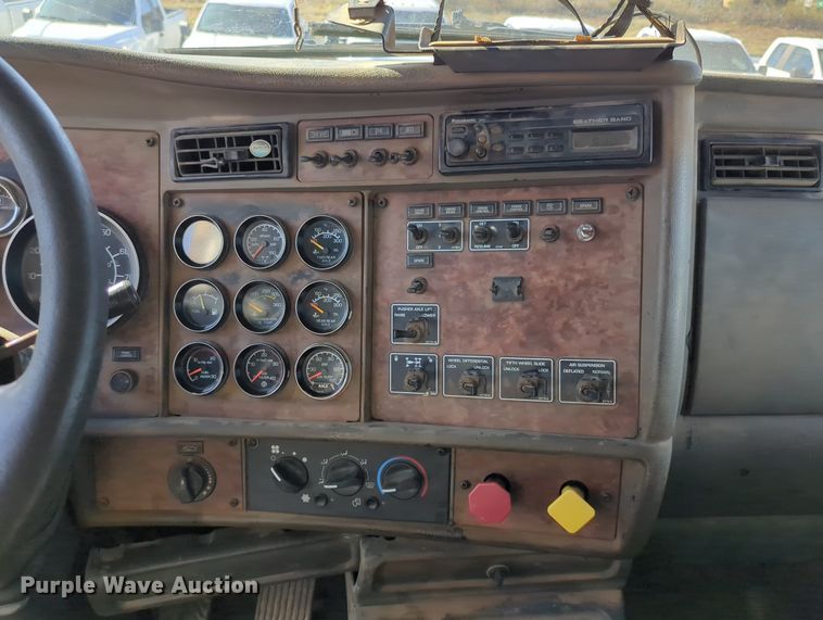 image for item LY9440 2003 Kenworth T800  semi truck