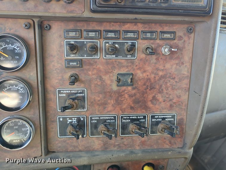 image for item LY9440 2003 Kenworth T800  semi truck