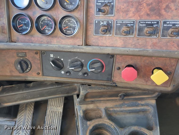 image for item LY9440 2003 Kenworth T800  semi truck