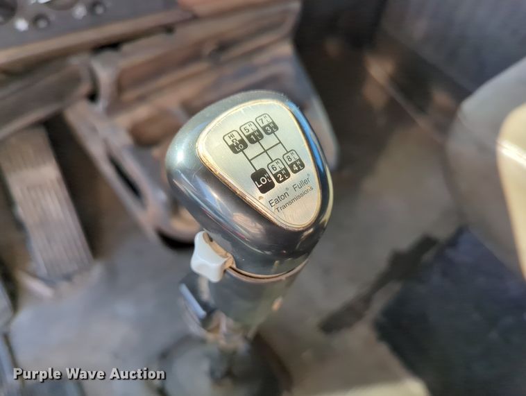 image for item LY9440 2003 Kenworth T800  semi truck