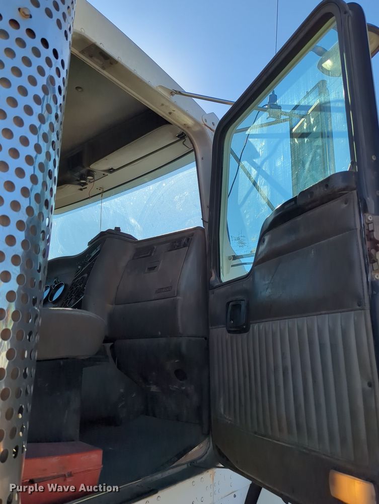 image for item LY9440 2003 Kenworth T800  semi truck