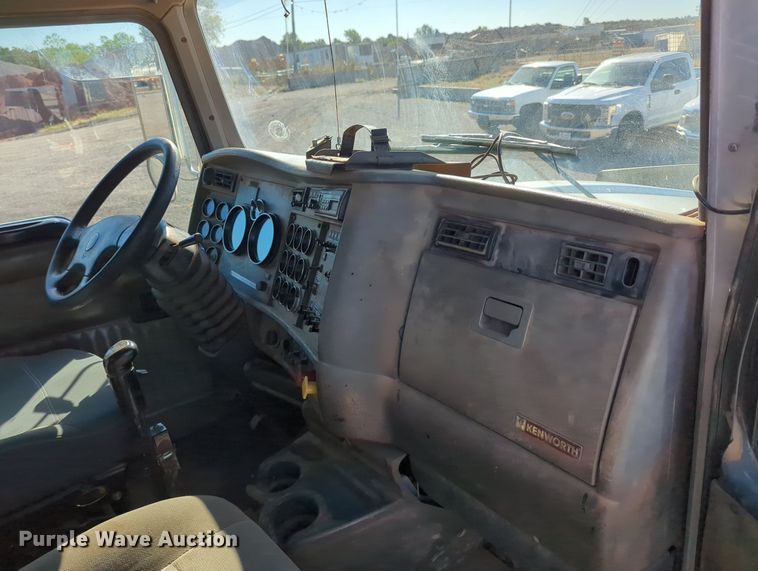 image for item LY9440 2003 Kenworth T800  semi truck