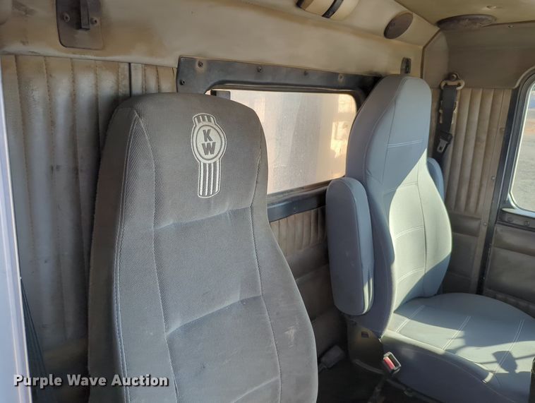 image for item LY9440 2003 Kenworth T800  semi truck