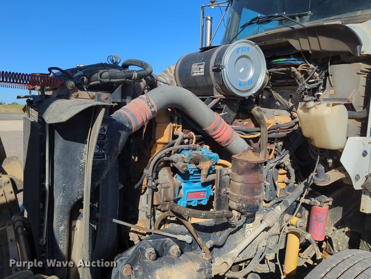 image for item LY9440 2003 Kenworth T800  semi truck