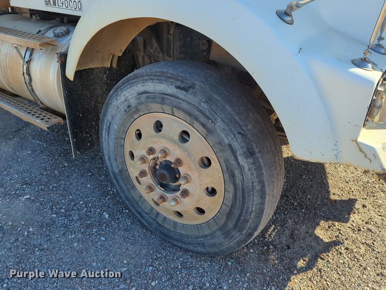 image for item LY9440 2003 Kenworth T800  semi truck