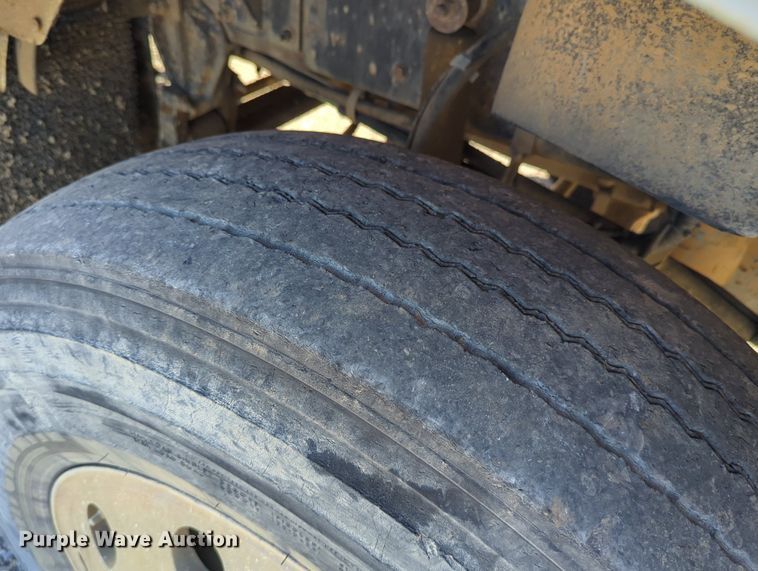 image for item LY9440 2003 Kenworth T800  semi truck