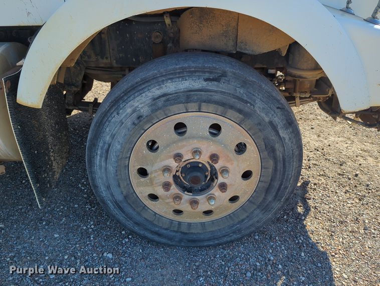 image for item LY9440 2003 Kenworth T800  semi truck