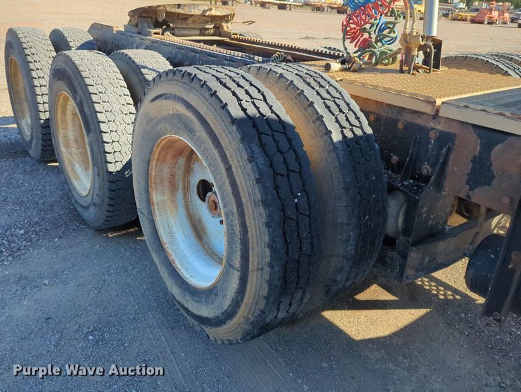 image for item LY9440 2003 Kenworth T800  semi truck