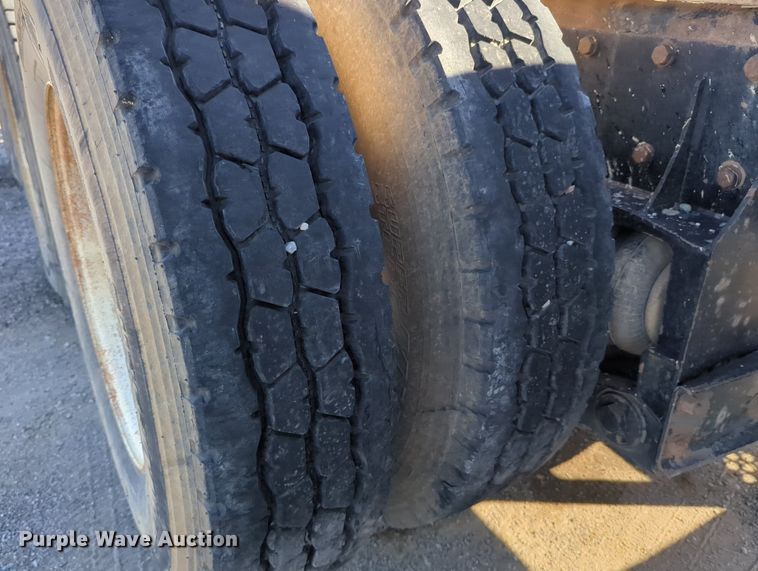 image for item LY9440 2003 Kenworth T800  semi truck