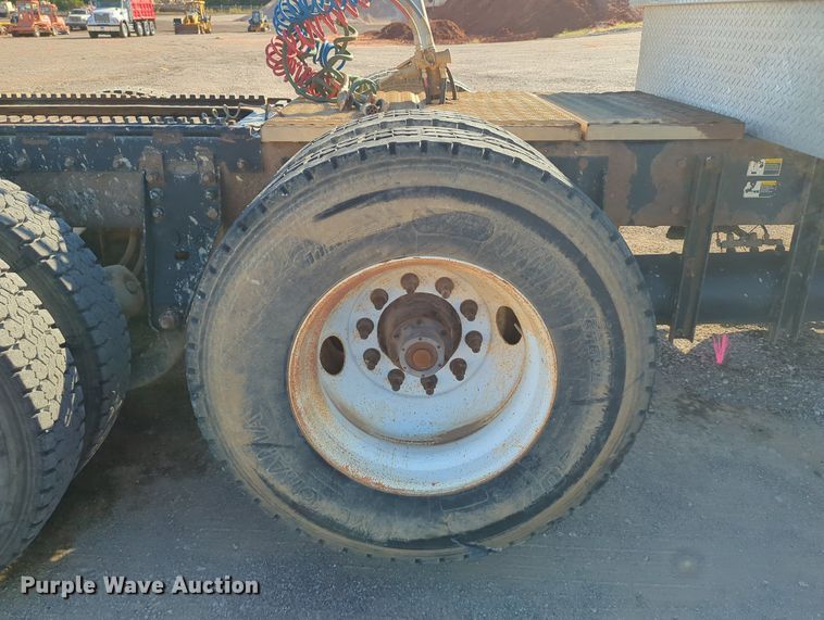 image for item LY9440 2003 Kenworth T800  semi truck