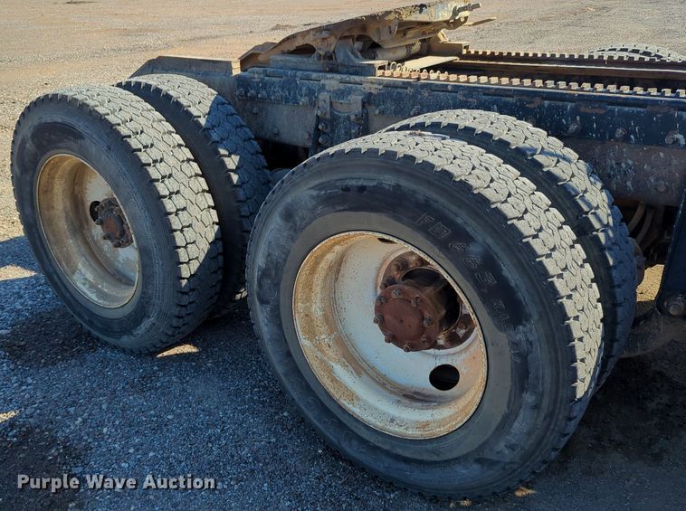 image for item LY9440 2003 Kenworth T800  semi truck