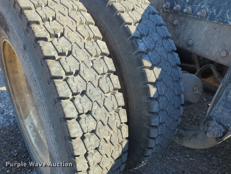 image for item LY9440 2003 Kenworth T800  semi truck