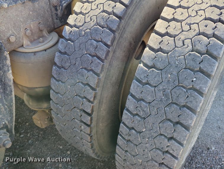 image for item LY9440 2003 Kenworth T800  semi truck