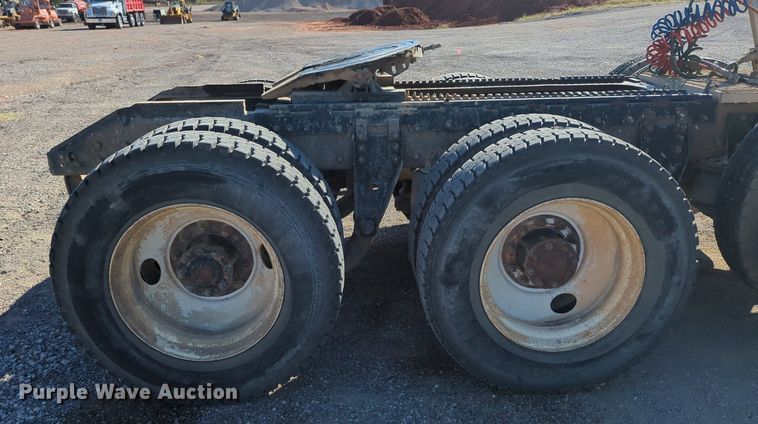 image for item LY9440 2003 Kenworth T800  semi truck