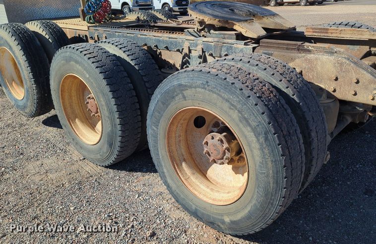 image for item LY9440 2003 Kenworth T800  semi truck