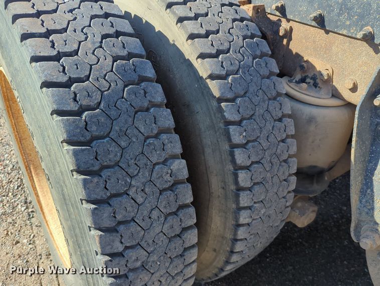 image for item LY9440 2003 Kenworth T800  semi truck