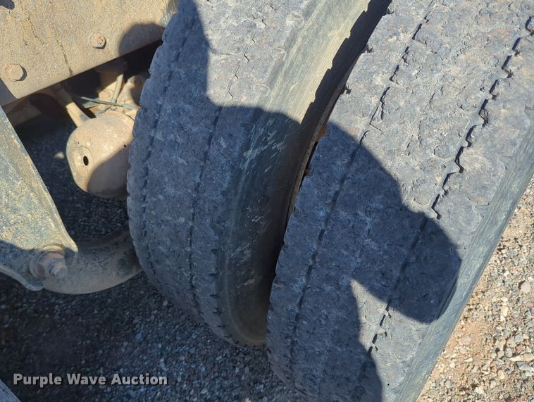 image for item LY9440 2003 Kenworth T800  semi truck