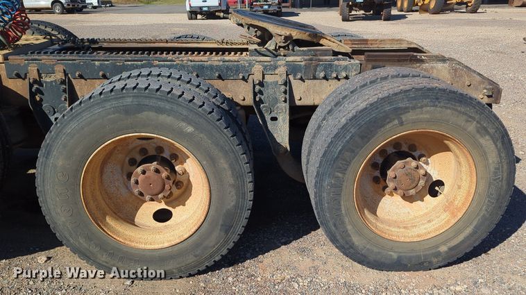 image for item LY9440 2003 Kenworth T800  semi truck