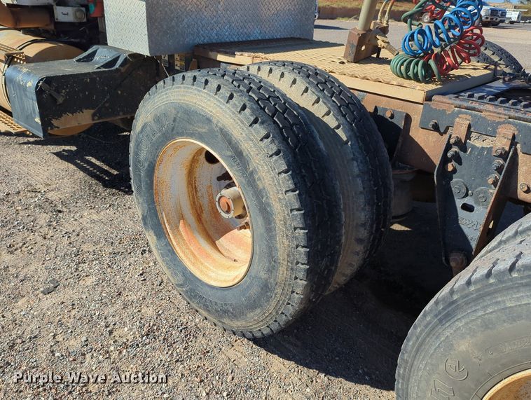 image for item LY9440 2003 Kenworth T800  semi truck