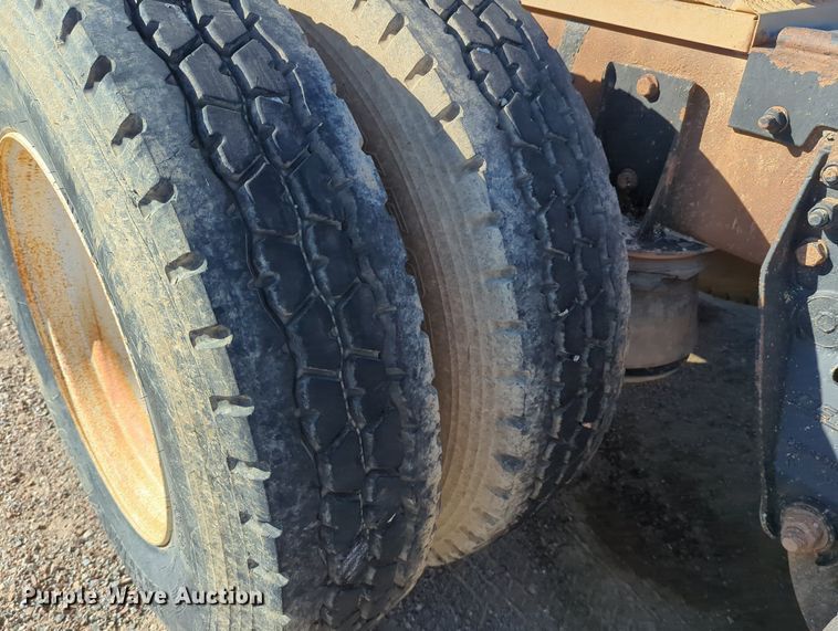 image for item LY9440 2003 Kenworth T800  semi truck