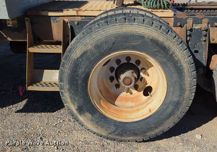 image for item LY9440 2003 Kenworth T800  semi truck