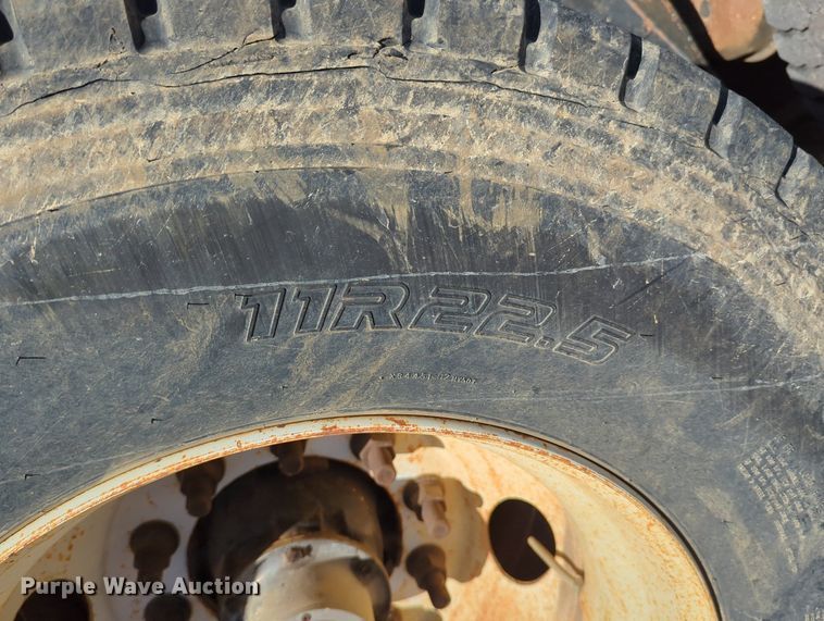 image for item LY9440 2003 Kenworth T800  semi truck