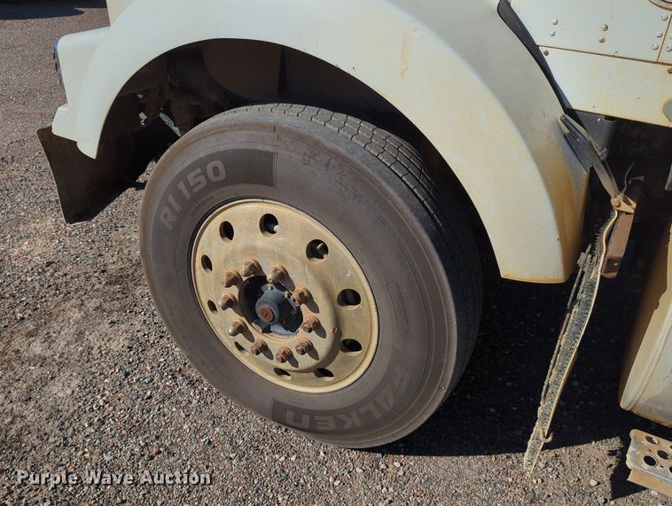 image for item LY9440 2003 Kenworth T800  semi truck