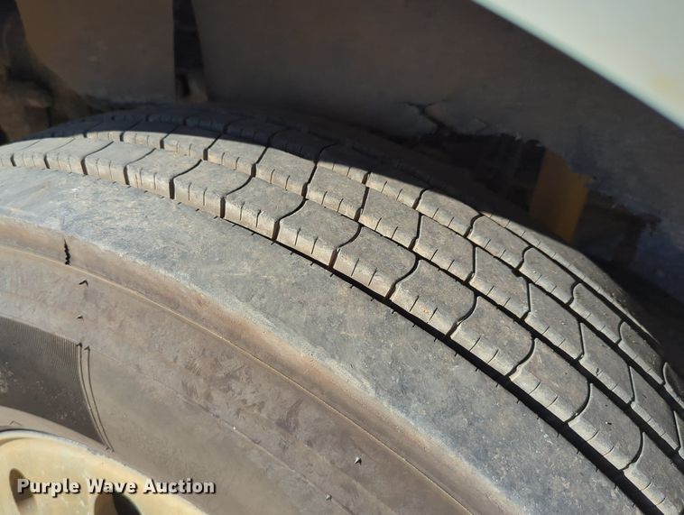 image for item LY9440 2003 Kenworth T800  semi truck