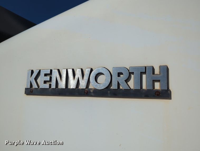 image for item LY9440 2003 Kenworth T800  semi truck