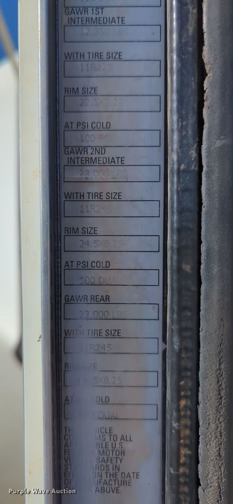 image for item LY9440 2003 Kenworth T800  semi truck