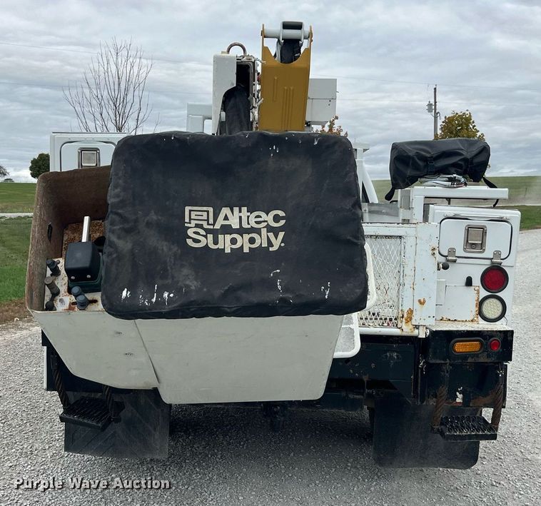 image for item MG9521 1999 Ford F450 Super Duty  bucket truck