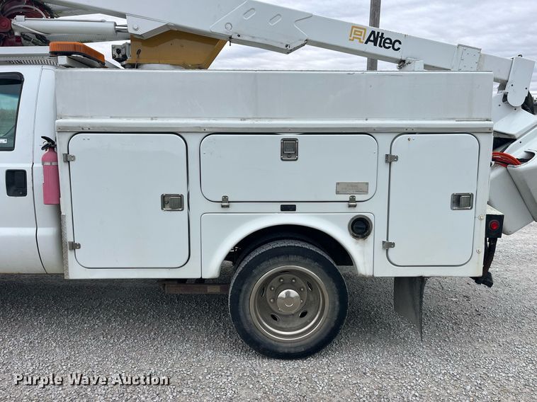 image for item MG9521 1999 Ford F450 Super Duty  bucket truck