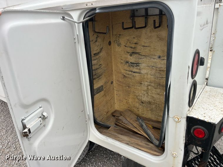 image for item MG9521 1999 Ford F450 Super Duty  bucket truck