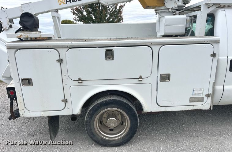 image for item MG9521 1999 Ford F450 Super Duty  bucket truck