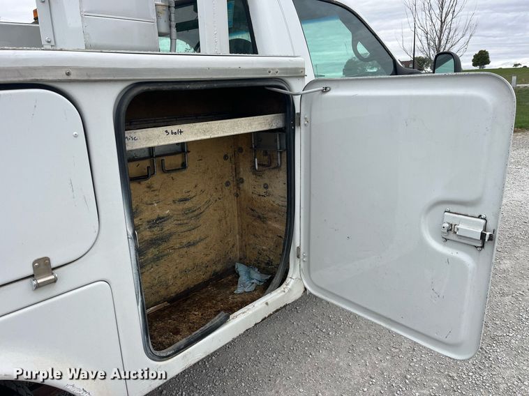 image for item MG9521 1999 Ford F450 Super Duty  bucket truck