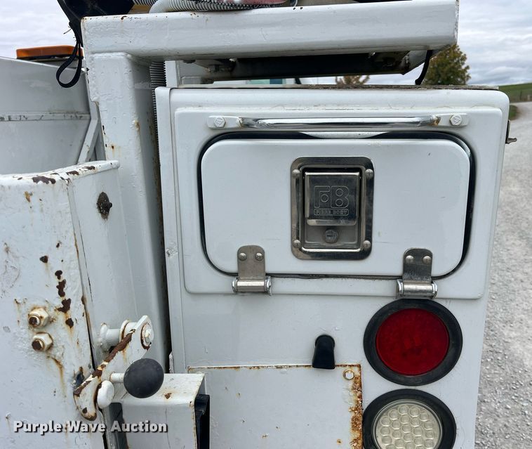 image for item MG9521 1999 Ford F450 Super Duty  bucket truck