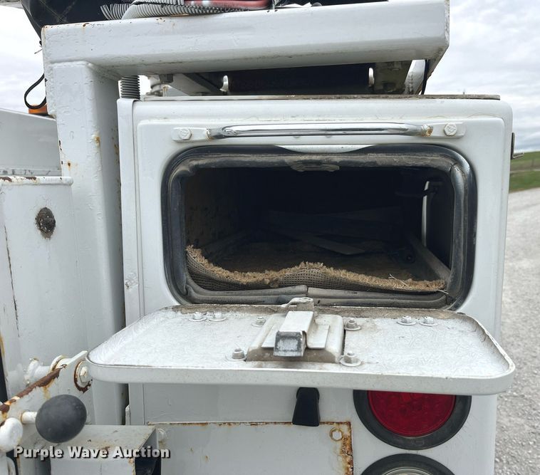 image for item MG9521 1999 Ford F450 Super Duty  bucket truck