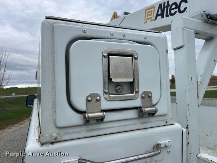 image for item MG9521 1999 Ford F450 Super Duty  bucket truck