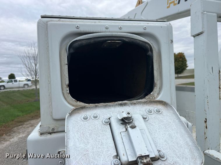 image for item MG9521 1999 Ford F450 Super Duty  bucket truck