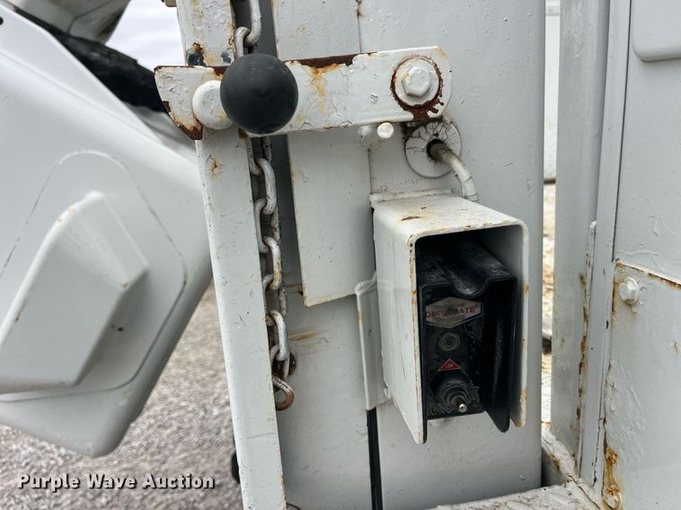 image for item MG9521 1999 Ford F450 Super Duty  bucket truck