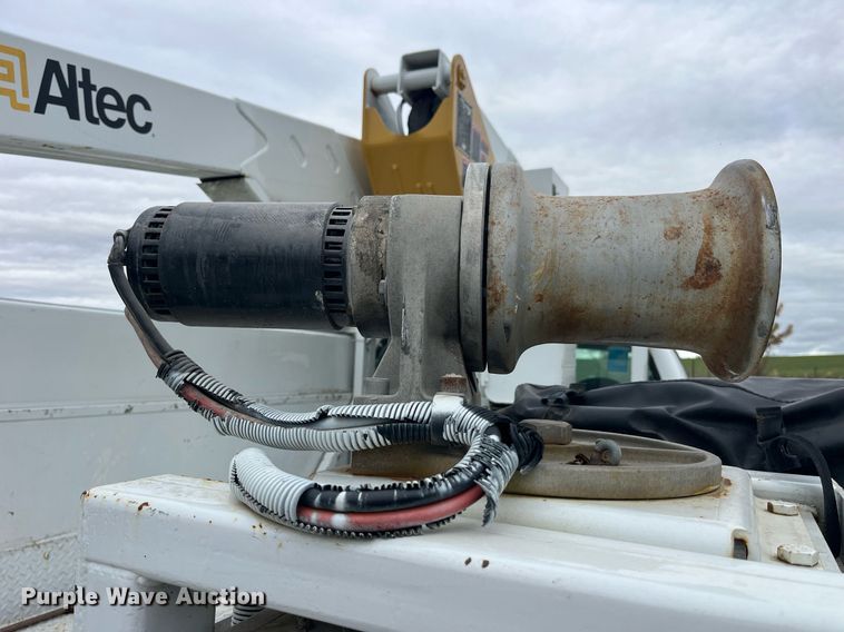 image for item MG9521 1999 Ford F450 Super Duty  bucket truck